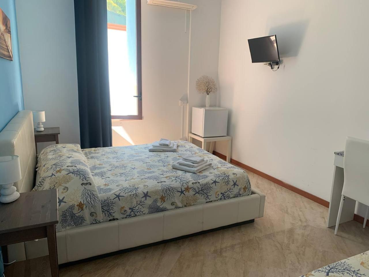 Borgomarino'S Room Cefalu Exterior photo